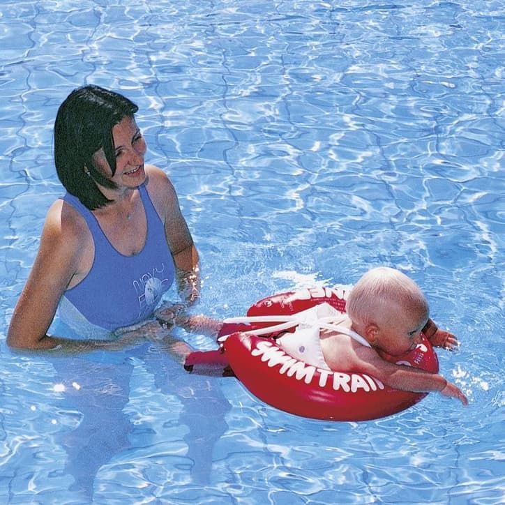 Мама может стать тренером по плаванию для своего малыша