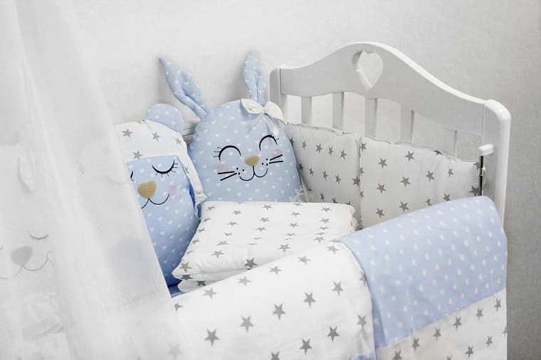 Комплект в кроватку ByTwinz с игрушками-подушками Друзья голубой 4 предмета
