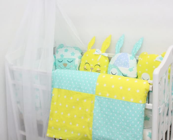 Комплект в кроватку ByTwinz с игрушками-подушками Друзья желтый 4 предмета