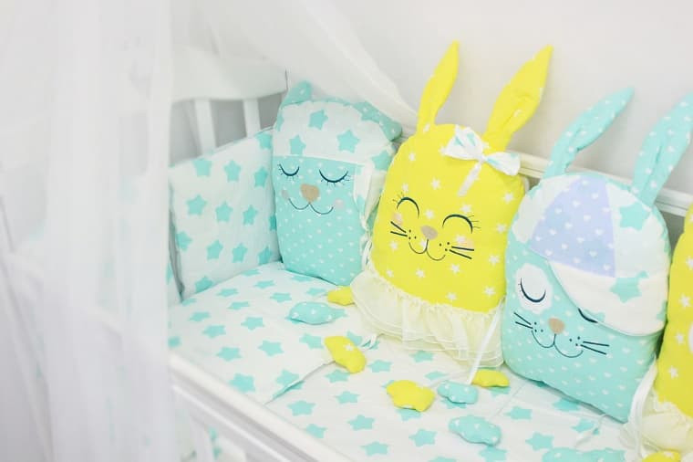 Комплект в кроватку ByTwinz с игрушками-подушками Друзья желтый 4 предмета