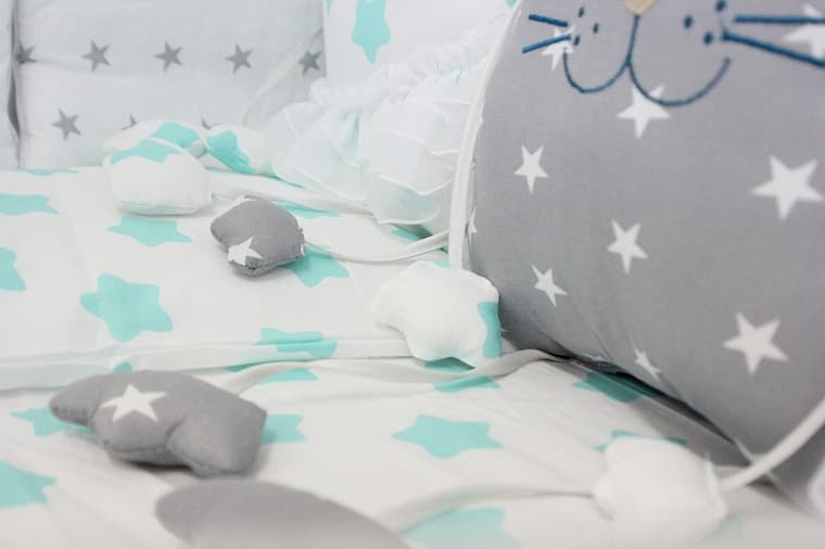 Комплект в кроватку ByTwinz с игрушками-подушками Друзья мята 4 предмета