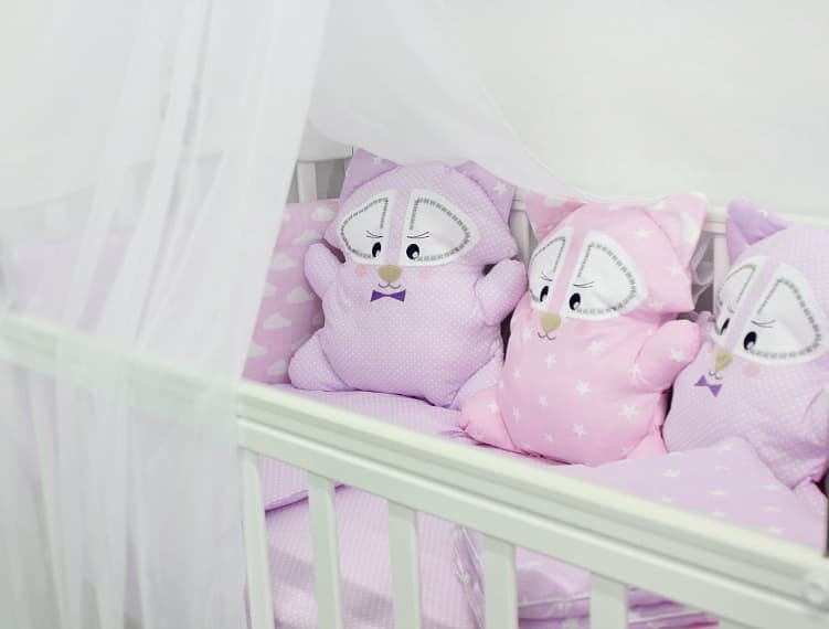 Комплект в кроватку ByTwinz с игрушками-подушками Еноты розово-сиреневый 4 предмета
