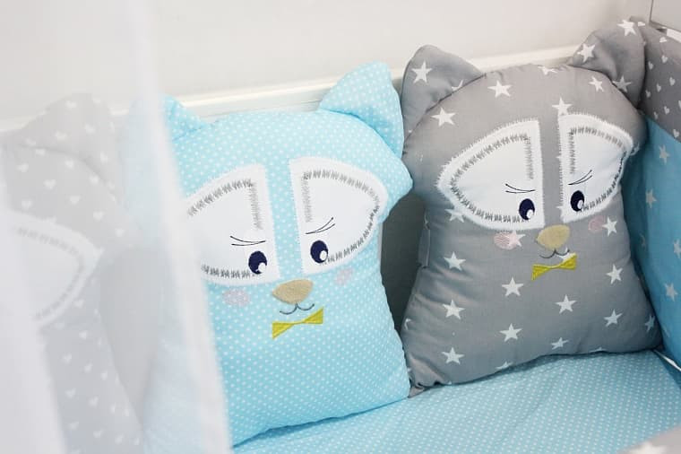 Комплект в кроватку ByTwinz с игрушками-подушками Еноты серо-голубой 4 предмета