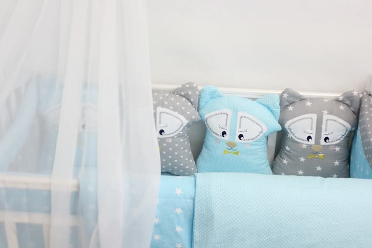 Комплект в кроватку ByTwinz с игрушками-подушками Еноты серо-голубой 4 предмета