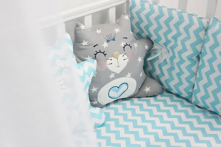 Комплект в кроватку ByTwinz с игрушками-подушками Котики голубой 4 предмета