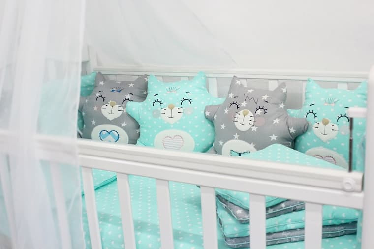 Комплект в кроватку ByTwinz с игрушками-подушками Котики мята 4 предмета