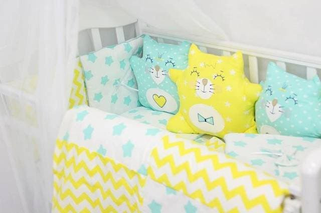 Комплект в кроватку ByTwinz  с игрушками Котики мята-желтый 4 предмета