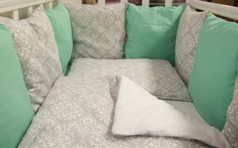 Комплект в кроватку ByTwinz с бортиками-подушками Дамаск изумруд 6 предметов
